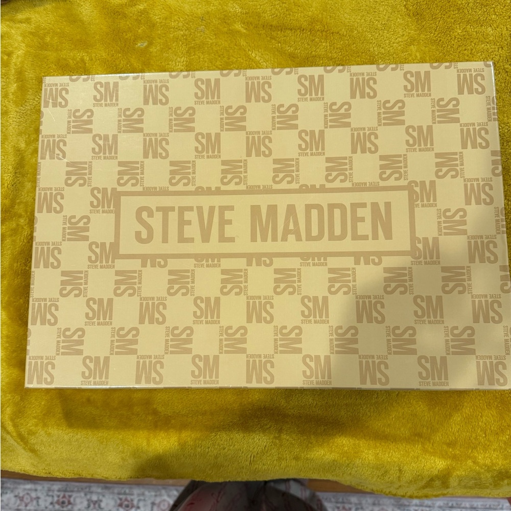 Steve Madden Beige Gift Box - Picture 2 of 2
